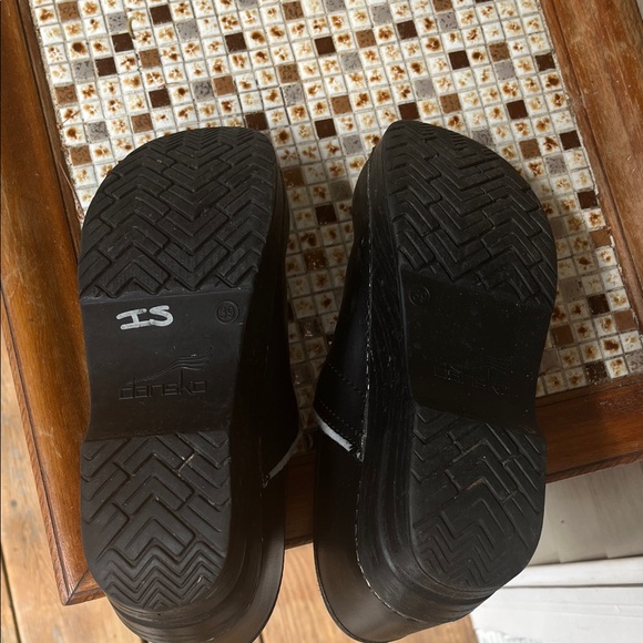Dansko Clogs, good shape other than the frayed inside please see pictures size39 - Picture 3 of 3